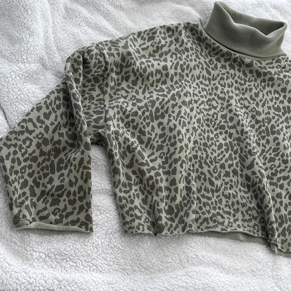American Eagle cropped turtle/cowl neck rough seam oversized size Large
